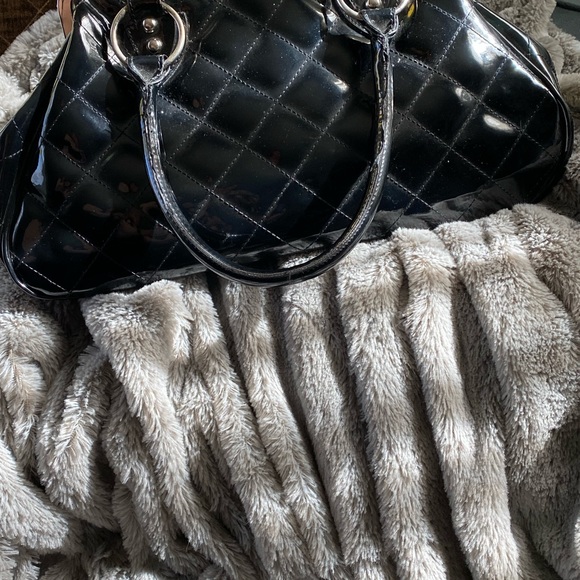 Lux de Ville Quilted Black Faux Leather Handbag. - Picture 5 of 8